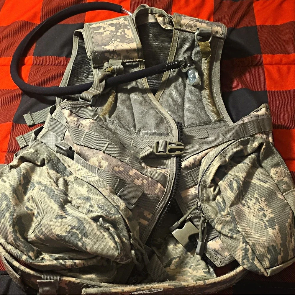 CamelBak BlackHawk Hydration Pack 2L Reservoir MOLLE Camo Adjustable Straps